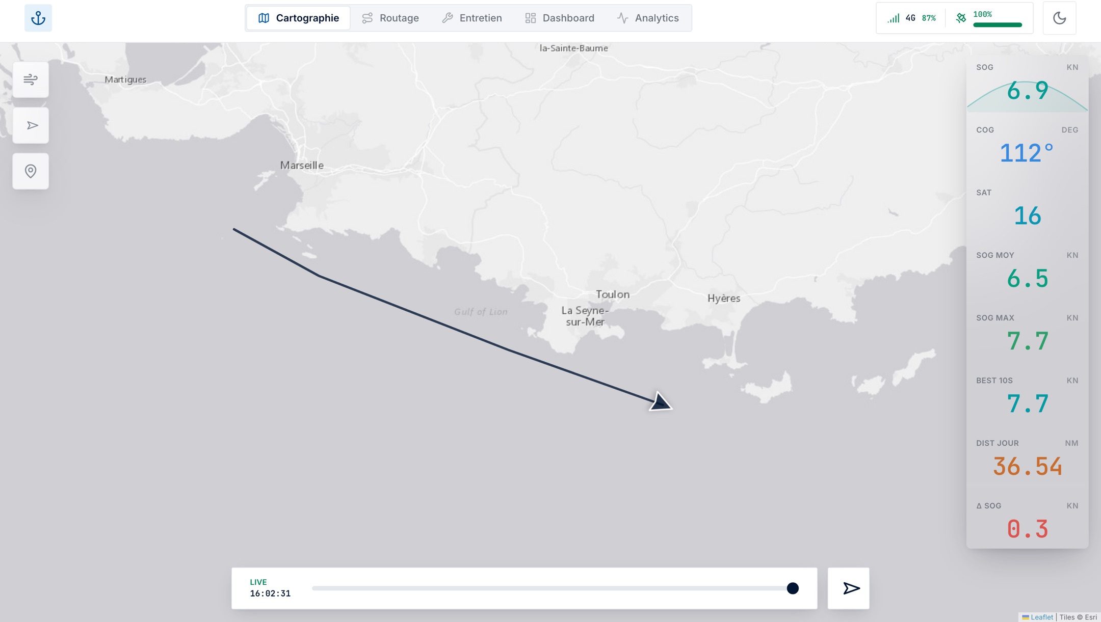 La vue de navigation NavLive Connect : la trace du bateau au large de Marseille vers Hyères, et la colonne d’instruments affichant vitesse fond, cap, satellites et moyennes.